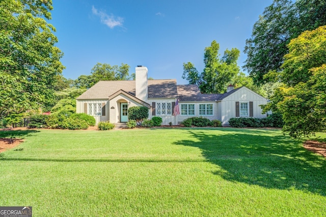 view of front of house with a front lawn