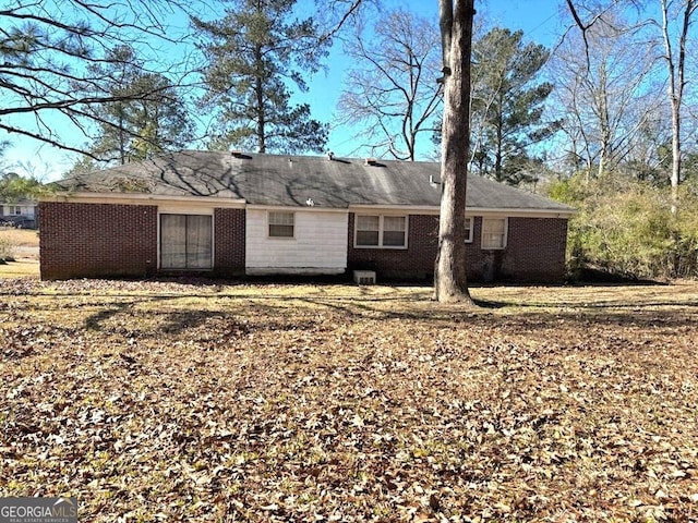 back of house with a lawn