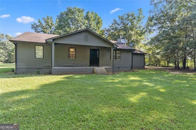 view of front of property featuring a front yard