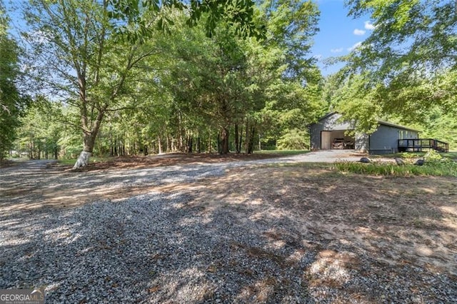 view of yard with an outbuilding