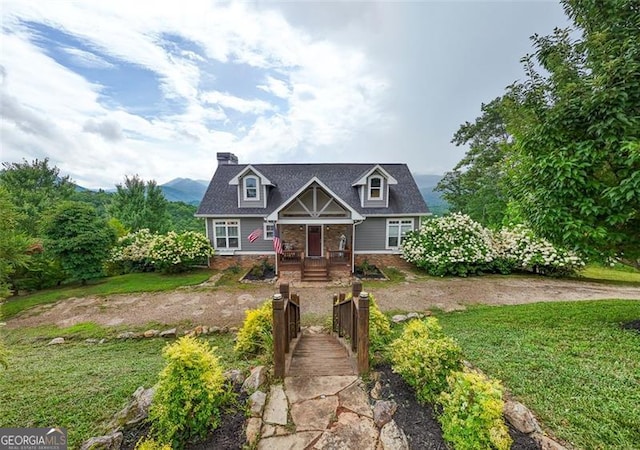 view of front facade featuring a front yard