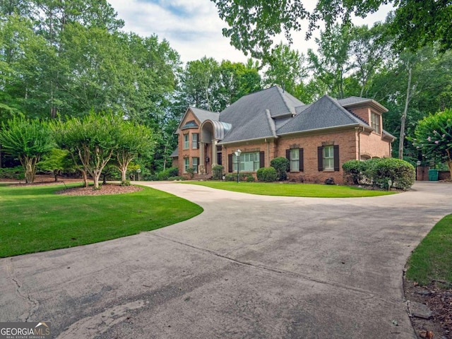 view of front of property featuring a front yard