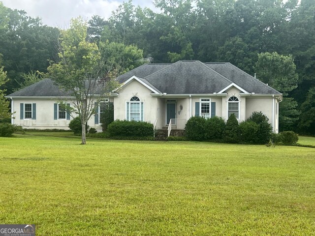 ranch-style house featuring a front yard