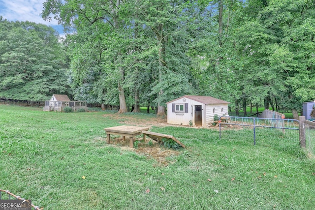 view of yard featuring a shed