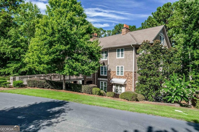 view of front of house featuring a front yard