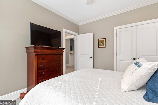 bedroom featuring ornamental molding, ceiling fan, and a closet