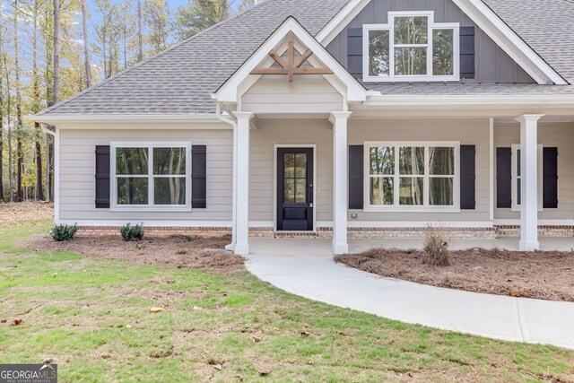 view of front facade featuring a porch and a front lawn