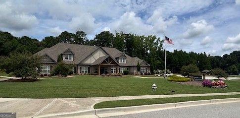 view of front facade with a front yard