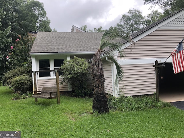 view of front of property featuring a front yard