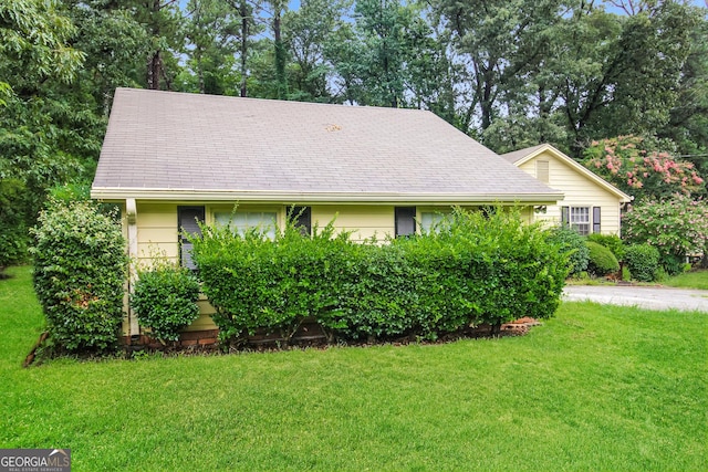 view of front of property with a front lawn