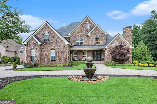 view of front property featuring a front lawn