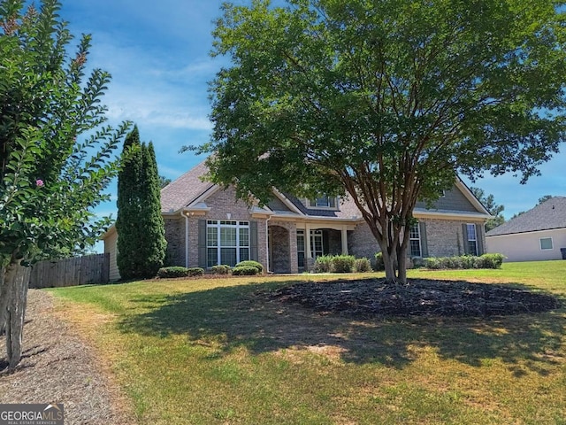 view of front of property featuring a front yard