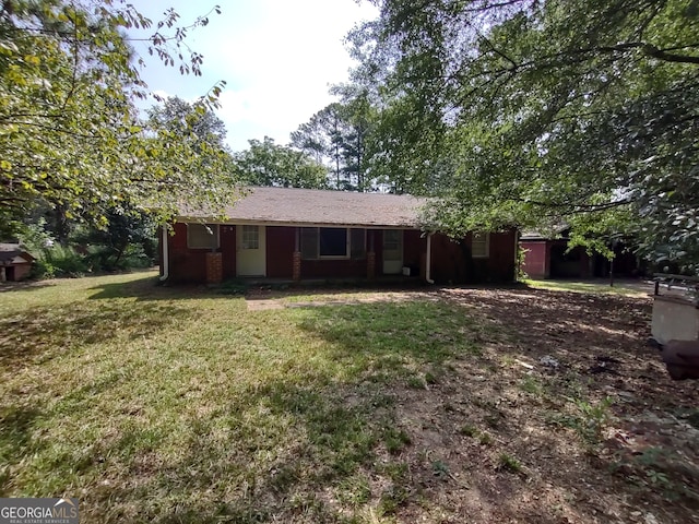 view of front facade with a front lawn