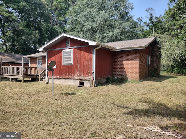 view of front of house featuring a wooden deck and a front yard