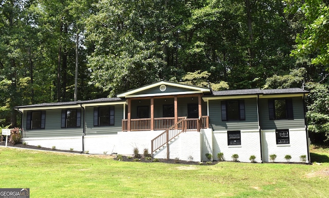 view of front of home featuring a sunroom and a front lawn