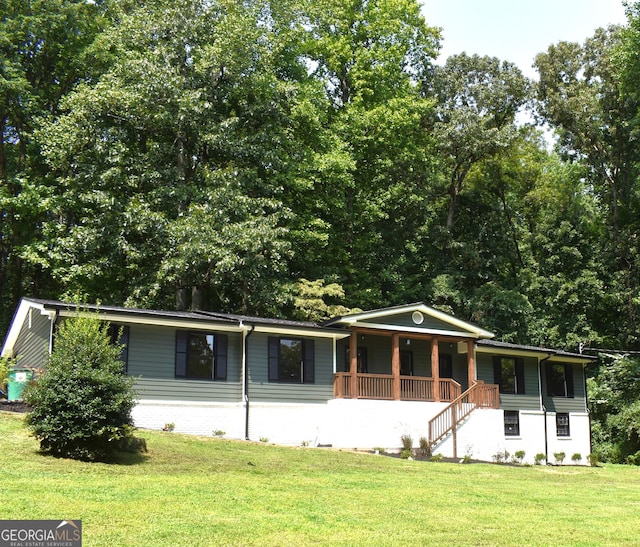 view of front of property featuring covered porch and a front lawn