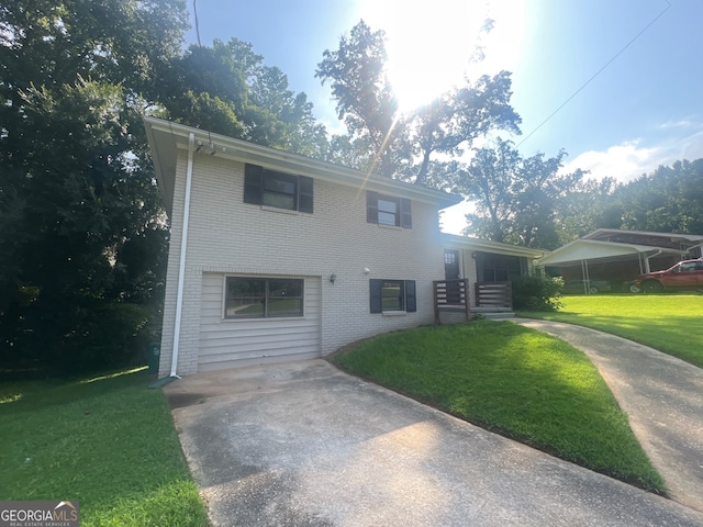 view of front of property with a front lawn