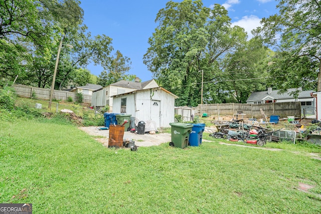 view of yard featuring a shed