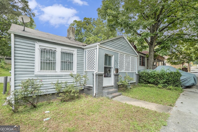 view of front of house with a front lawn