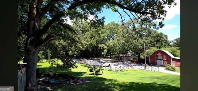 view of yard with an outdoor structure