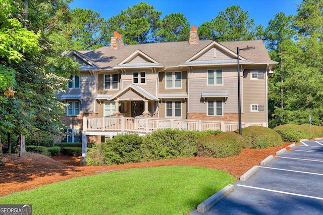 view of front of home featuring a front yard