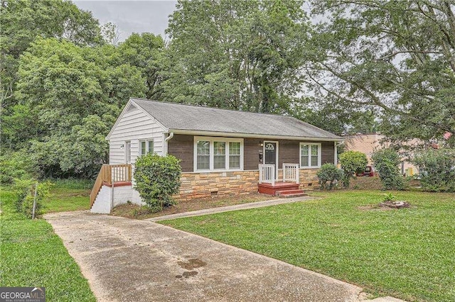 single story home with a front lawn