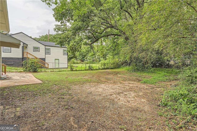 view of yard featuring a patio area