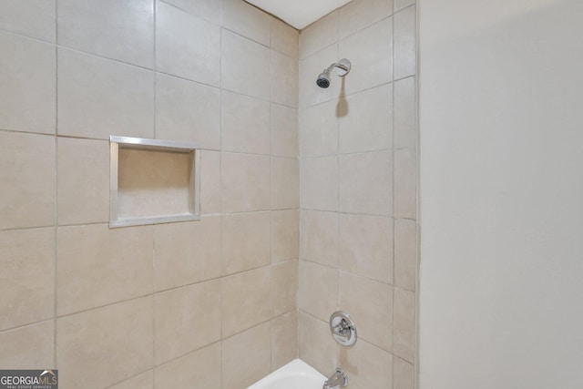 bathroom with tiled shower / bath combo