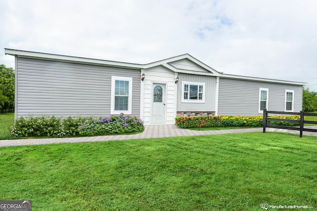 view of front facade with a front yard