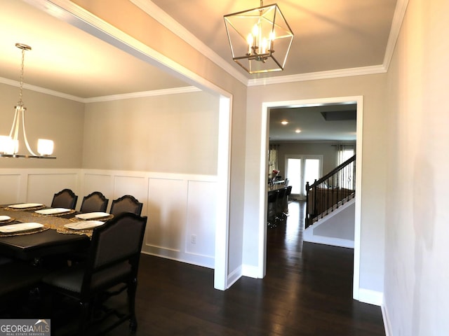 dining area featuring ornamental molding, dark hardwood / wood-style floors, and a chandelier