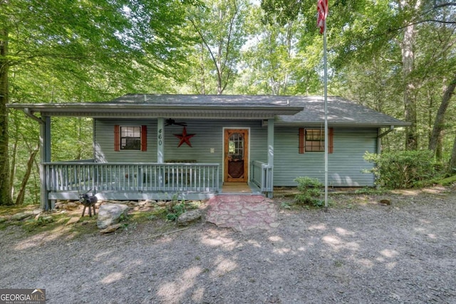 ranch-style house with ceiling fan and covered porch