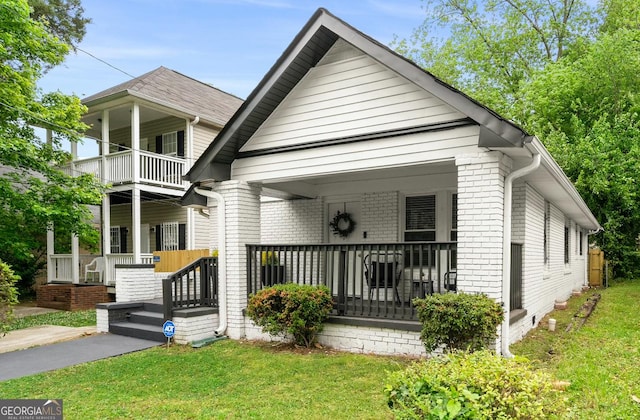 view of front of property featuring a porch and a front yard