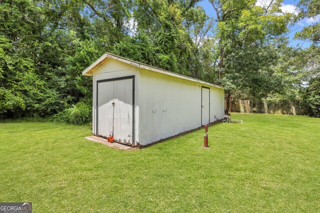 view of outdoor structure featuring a yard