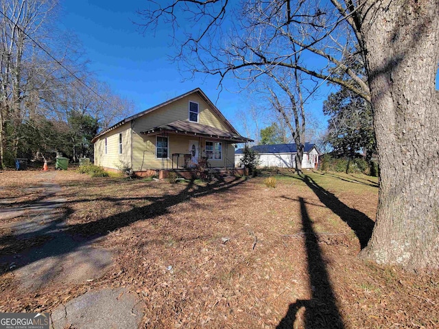 view of front facade with a porch and a front yard