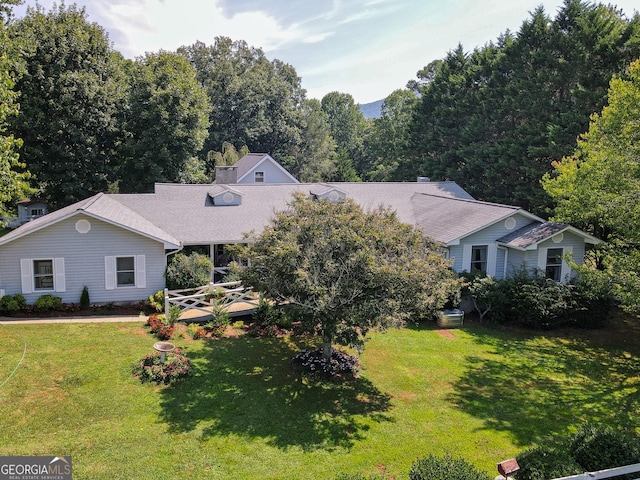 view of front of house with a front lawn