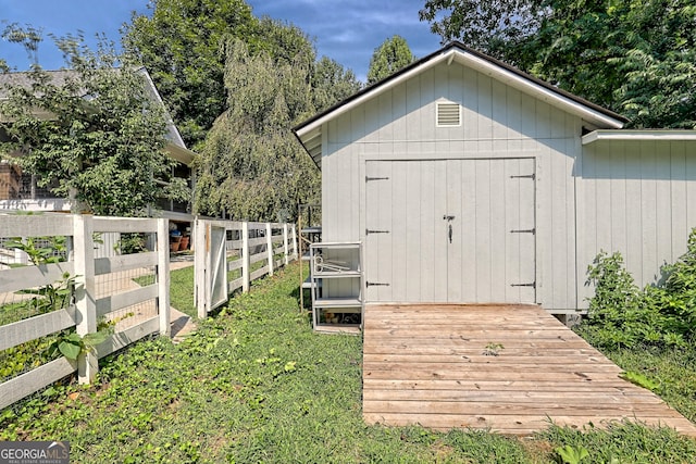 view of outdoor structure with a yard