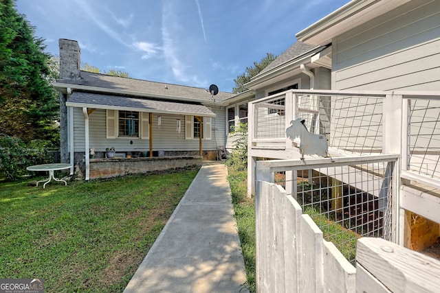 view of front of property with a front yard