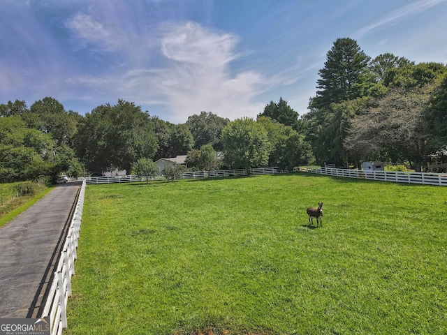 view of yard featuring a rural view