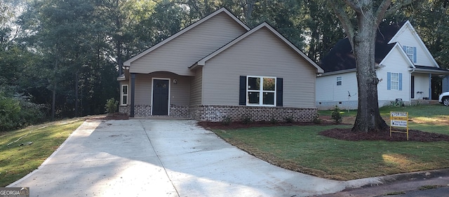 bungalow-style home featuring a front lawn