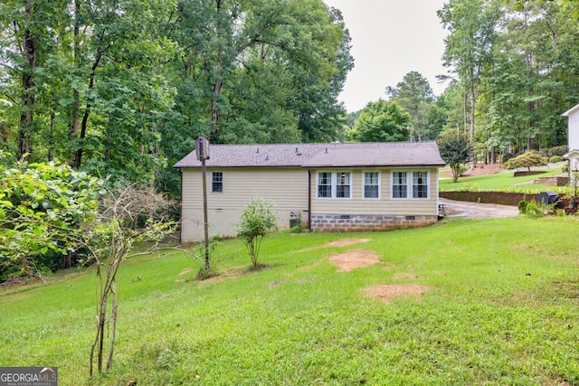 back of house featuring a lawn