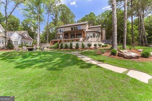 view of front of property featuring a front yard