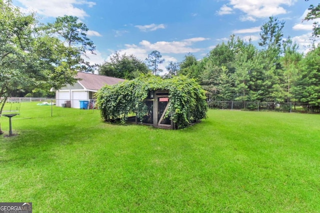 view of yard featuring an outbuilding