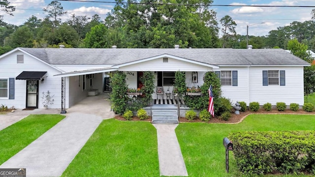 ranch-style home featuring a carport, a porch, and a front lawn