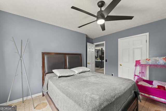 bedroom with ceiling fan, a textured ceiling, and a closet