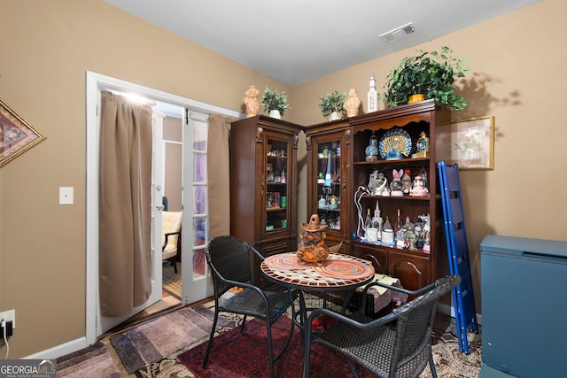 dining area with visible vents and baseboards