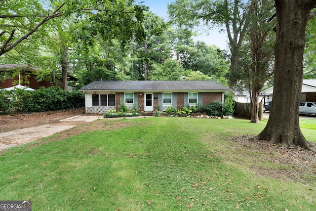 single story home featuring a front yard