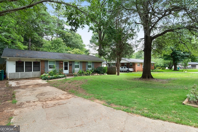 single story home featuring a front yard