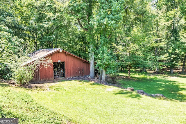 view of yard with an outbuilding