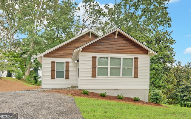 view of front facade featuring a front lawn