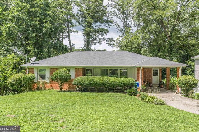 single story home with a front lawn